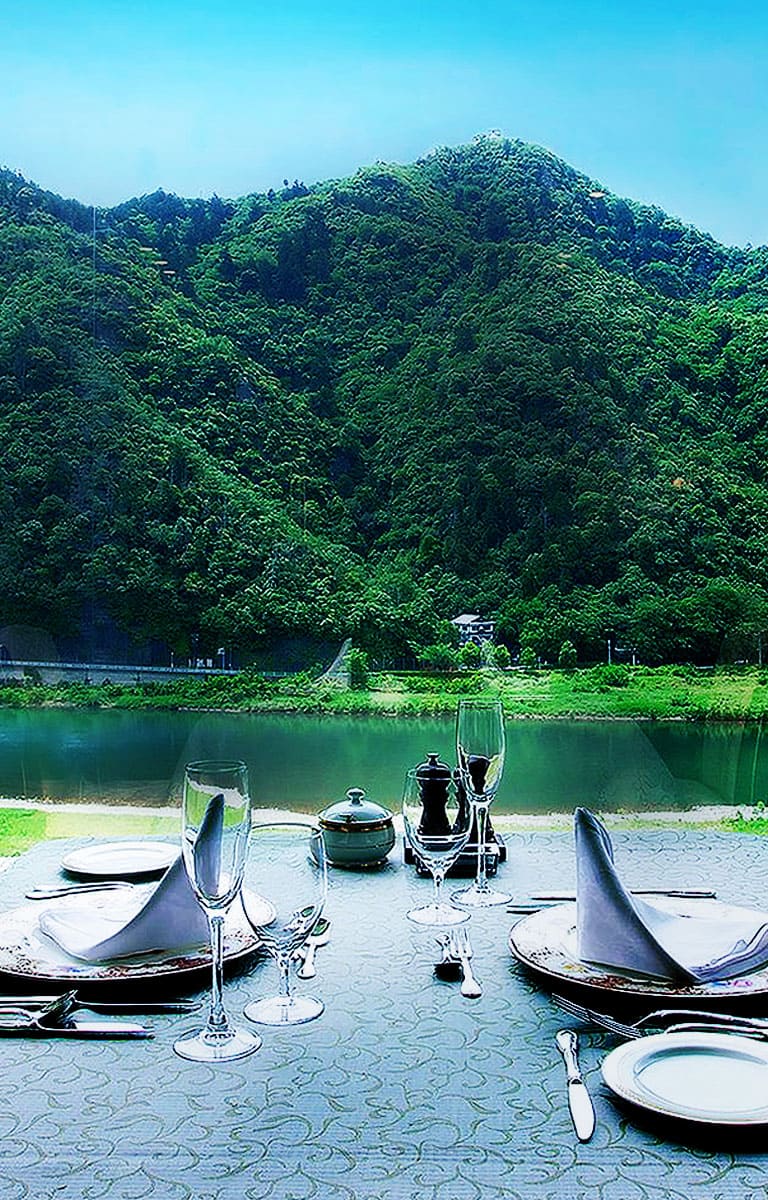 信長の岐阜城、緑深い金華山、清流長良川のほとり 自然豊かなリゾートホテル