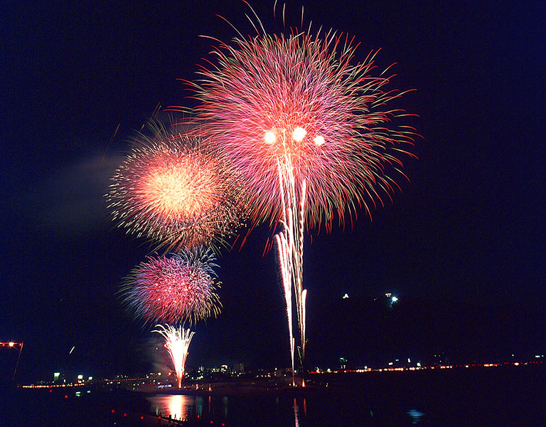 長良川で繰り広げられる花火大会